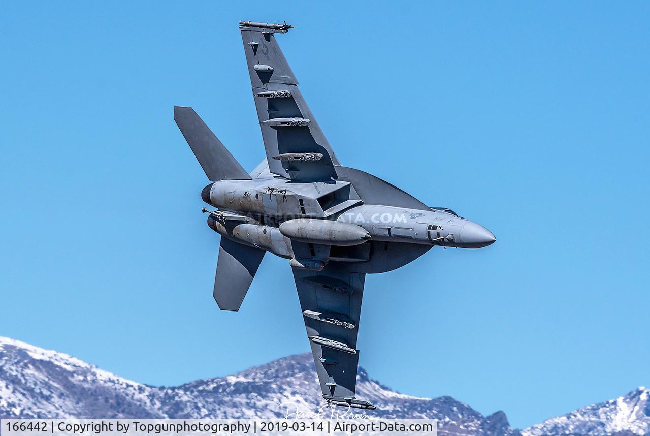 166442, Boeing F/A-18E Super Hornet C/N E087, VFA-146 Blue Diamonds Diving into the Canyon off Pano