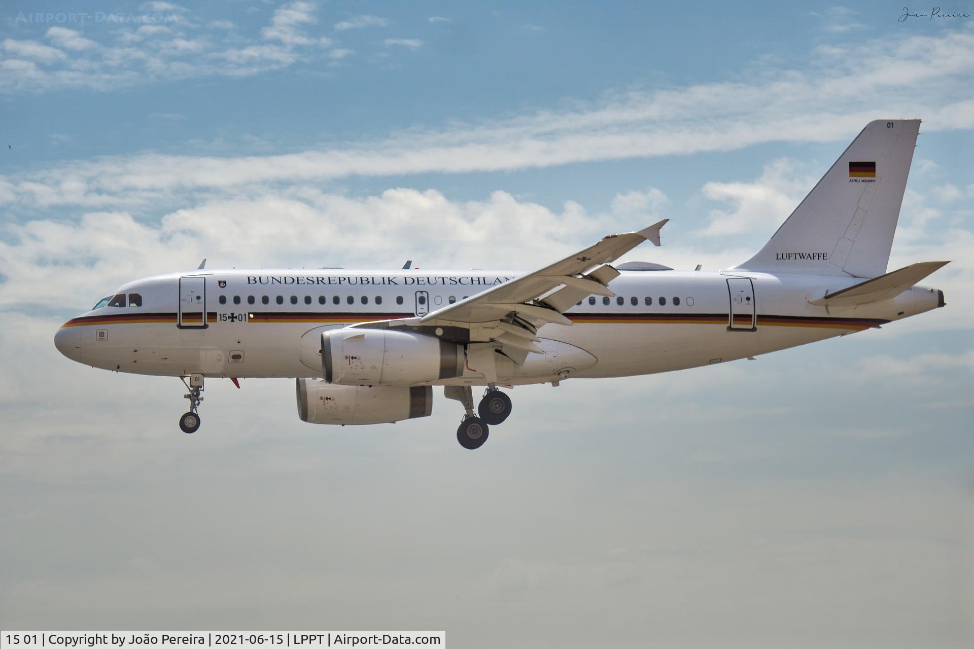 15 01, 2009 Airbus ACJ319 (A319-133/CJ) C/N 3897, German Airforce Airbus A319 landing on runway 03 at Lisbon Airport.
