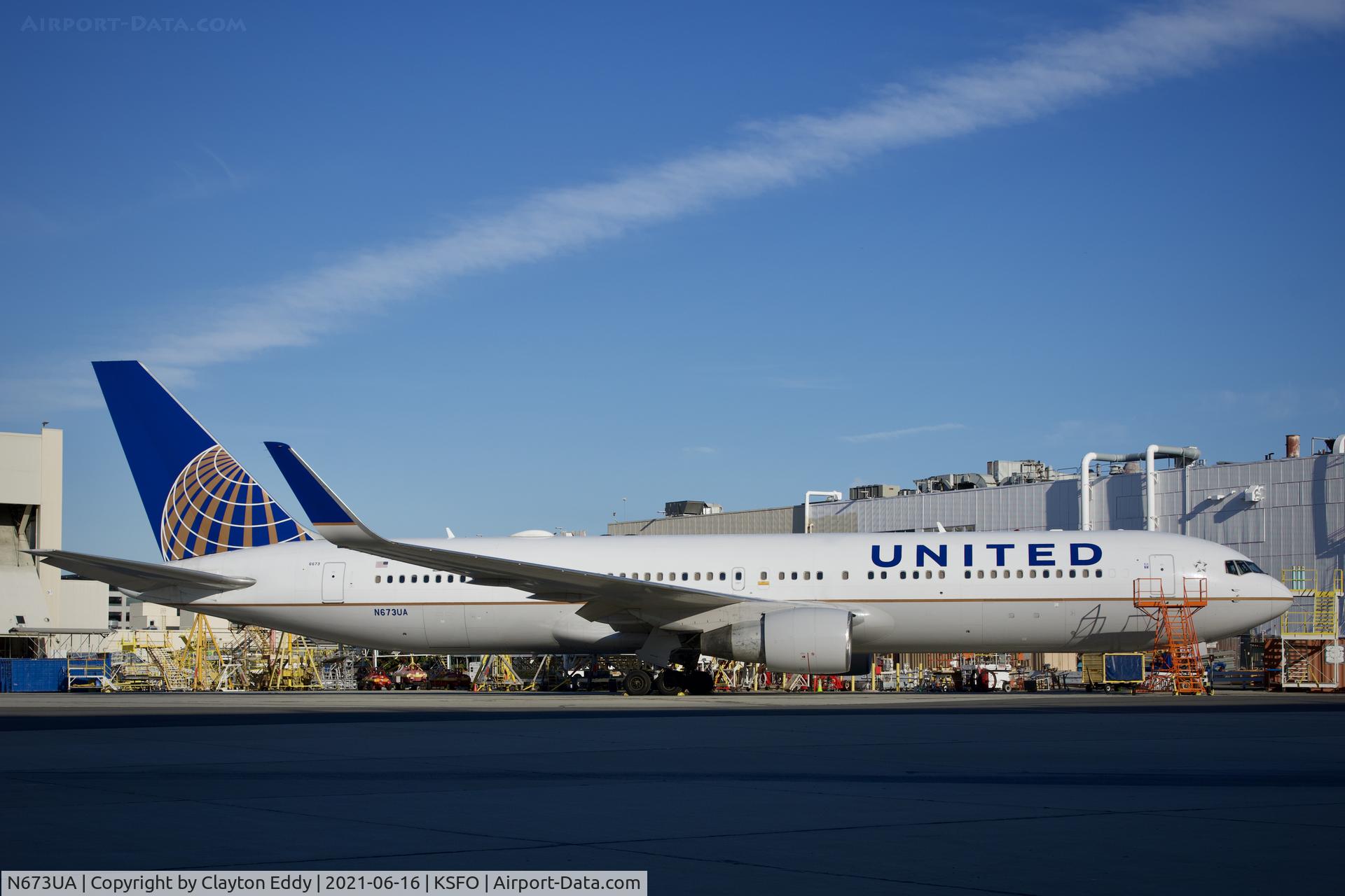 N673UA, 2000 Boeing 767-322 C/N 29241, SFO 2021.