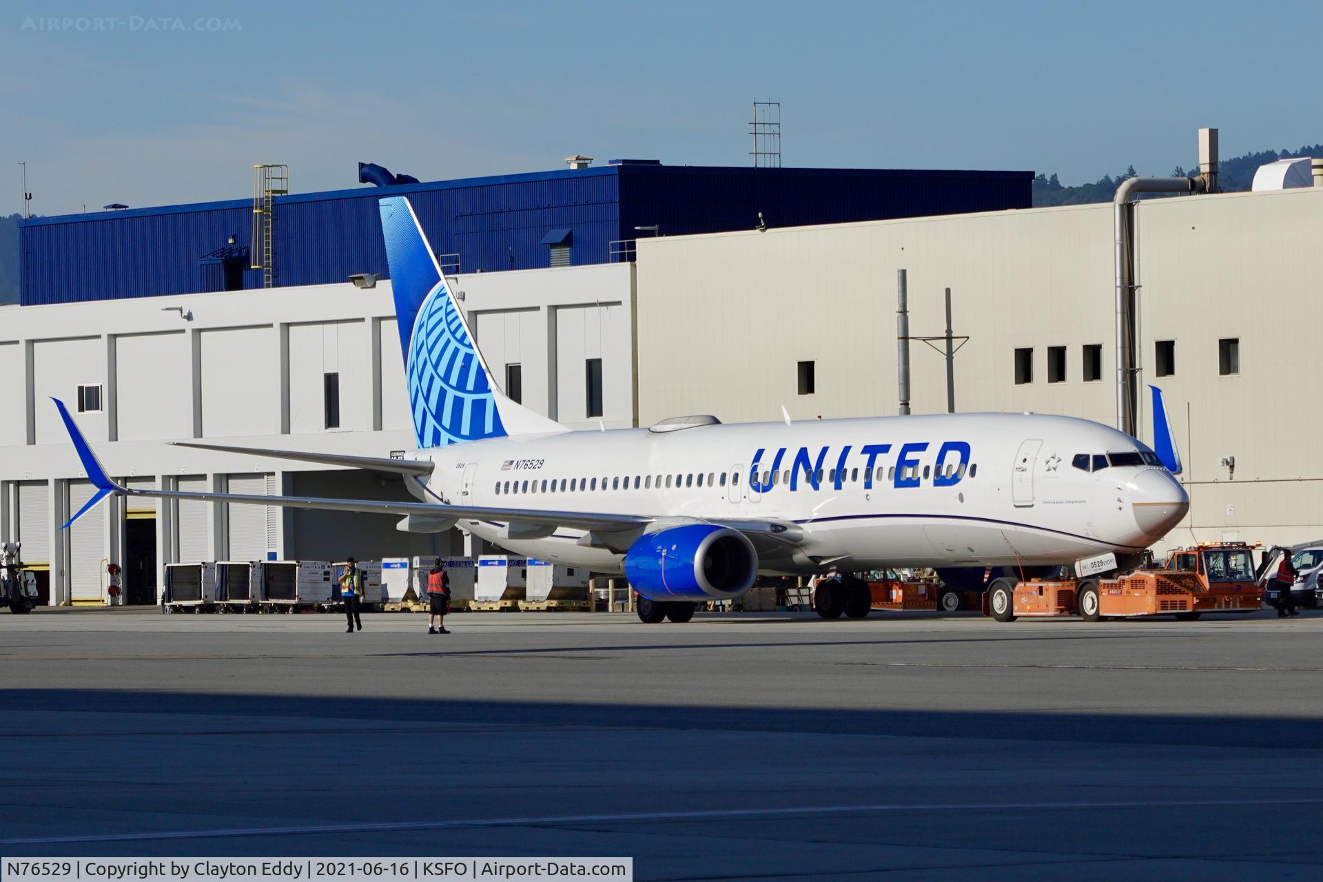 N76529, 2010 Boeing 737-824 C/N 31652, SFO 2021.