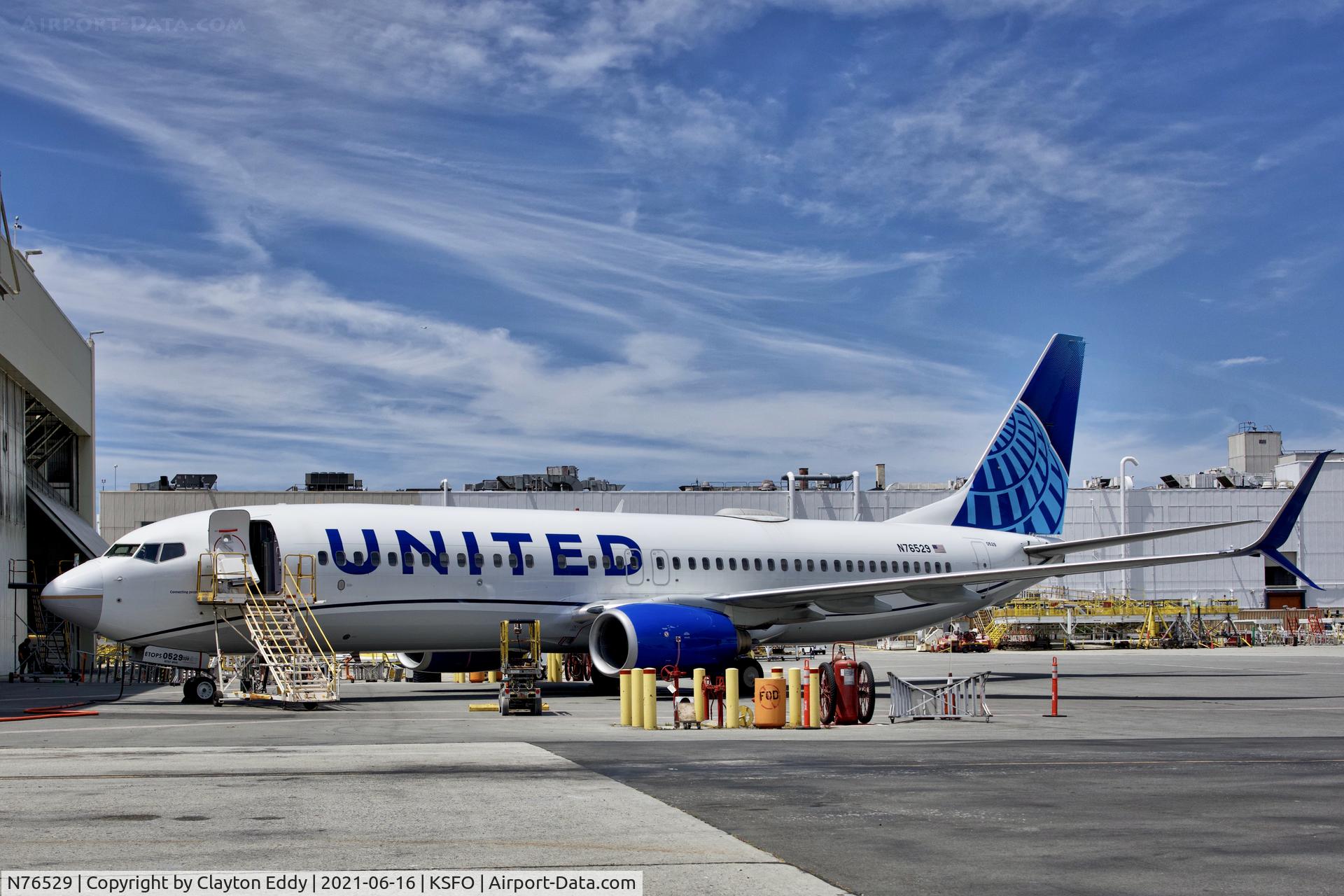 N76529, 2010 Boeing 737-824 C/N 31652, SFO 2021.