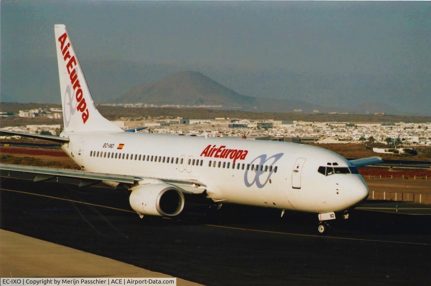 EC-IXO, 2000 Boeing 737-883 C/N 30467, bought slide