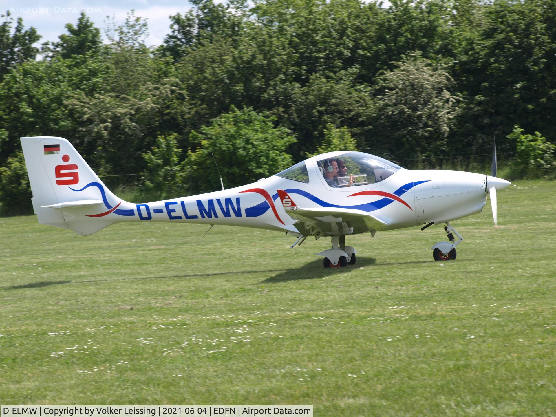 D-ELMW, 2015 Aquila A211 C/N AT01-100B-336, Take off