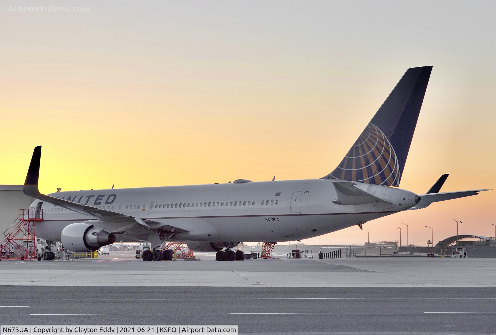 N673UA, 2000 Boeing 767-322 C/N 29241, SFO 2021.