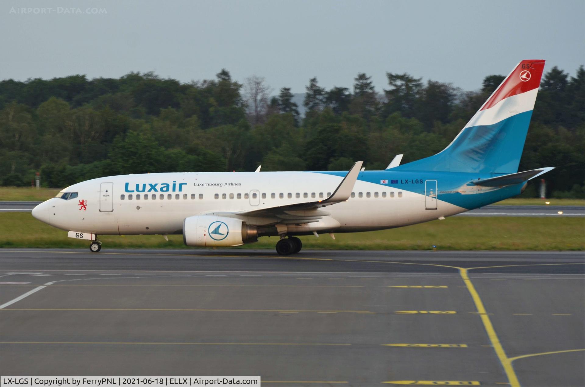 LX-LGS, 2005 Boeing 737-7C9 C/N 33956, Luxair B737 arriving at dusk