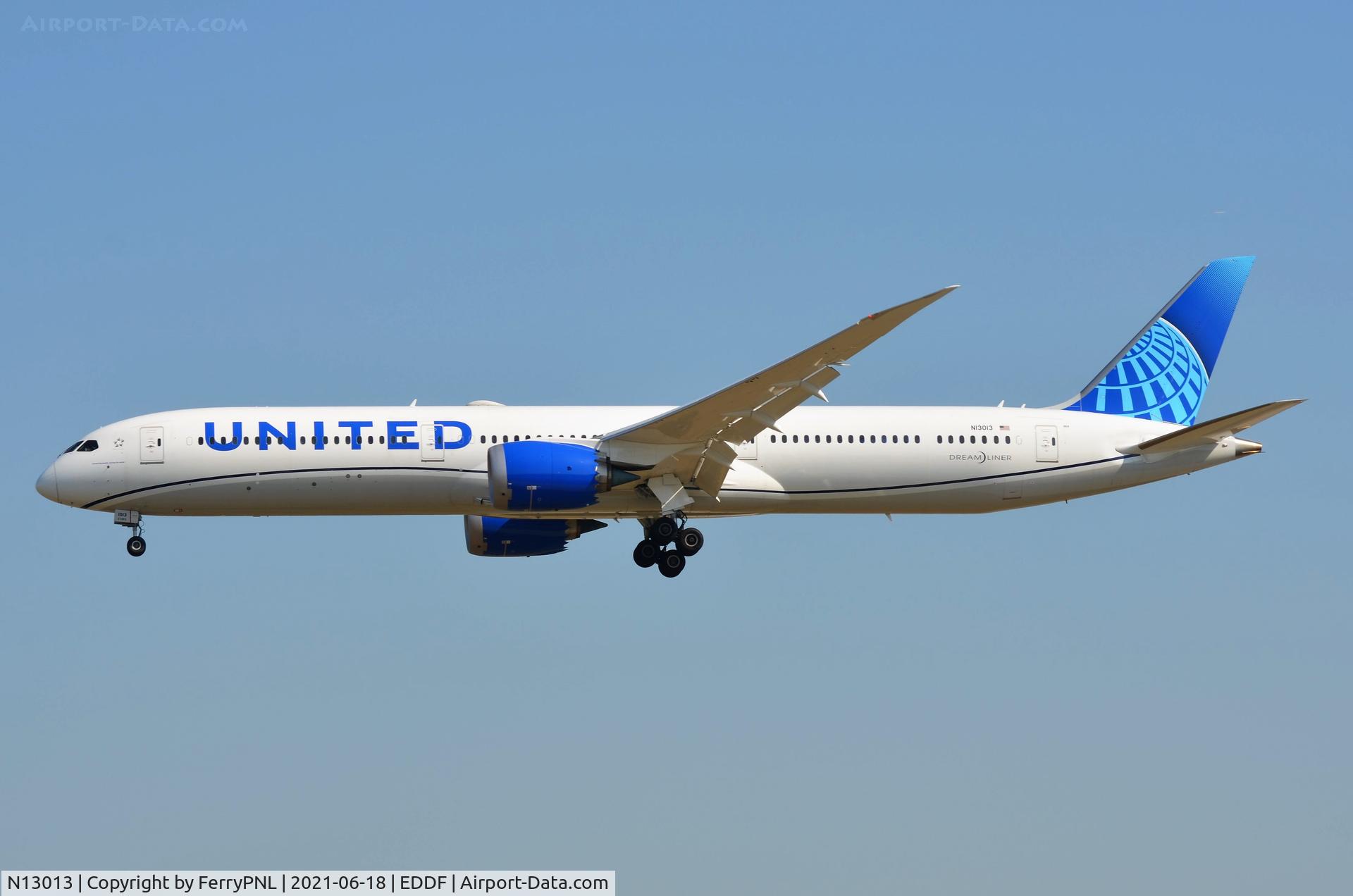 N13013, 2020 Boeing 787-10 Dreamliner C/N 40931, United B787-10 landing