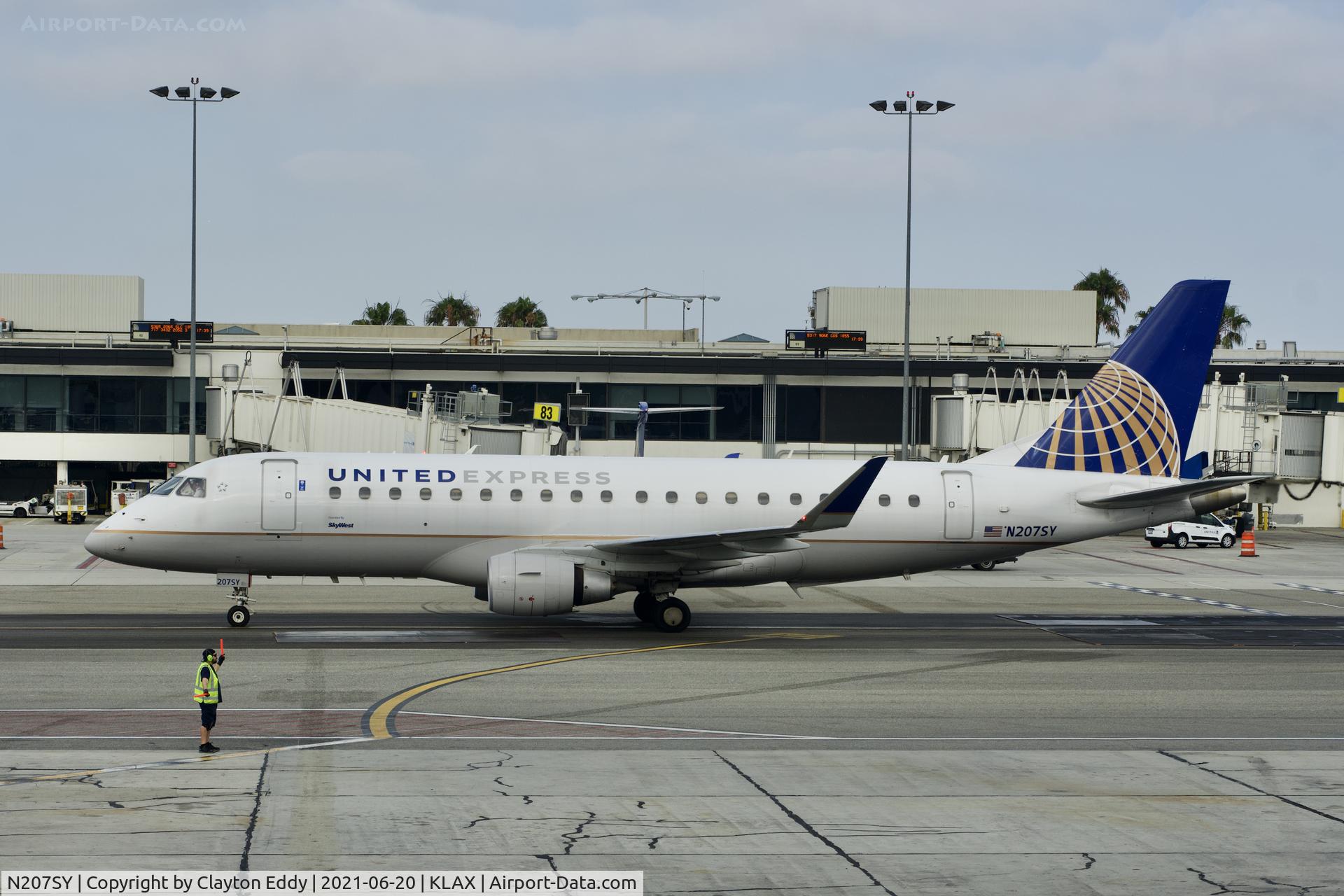 N207SY, 2017 Embraer 175LR (ERJ-170-200LR) C/N 17000643, LAX 2021.