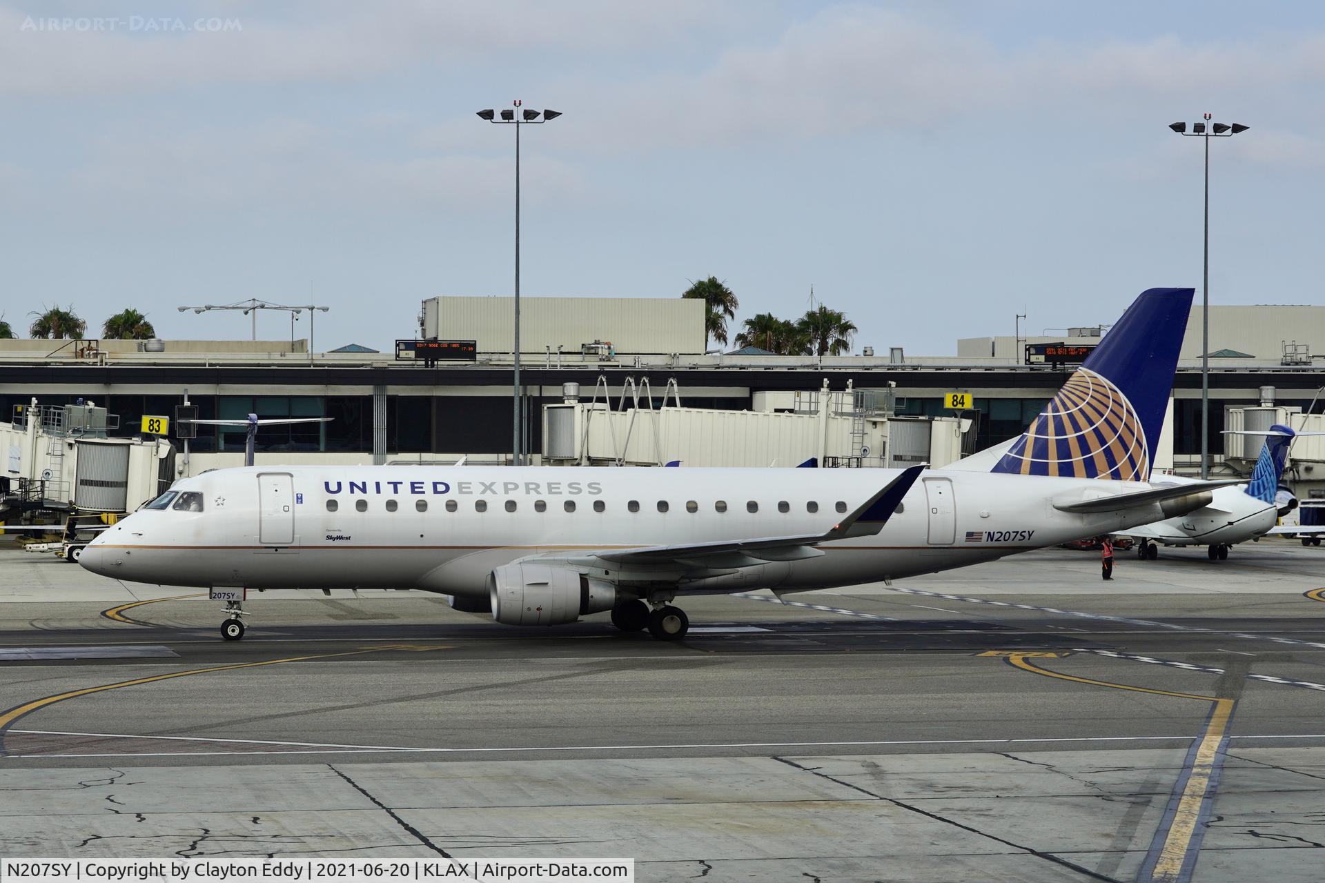 N207SY, 2017 Embraer 175LR (ERJ-170-200LR) C/N 17000643, LAX 2021.