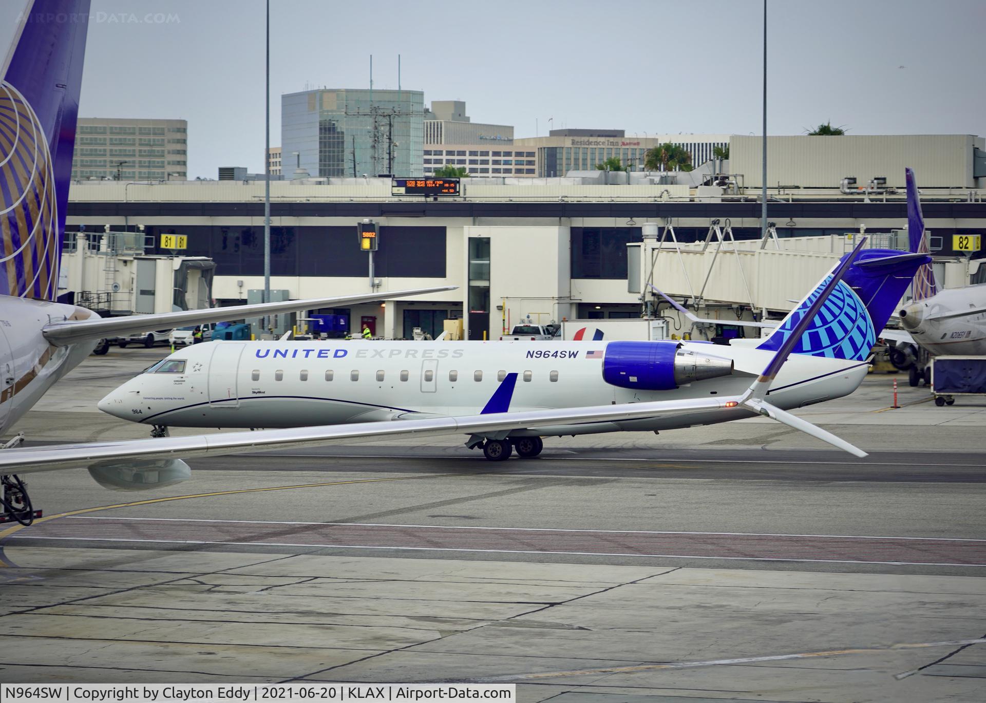 N964SW, 2003 Bombardier CRJ-200ER (CL-600-2B19) C/N 7868, LAX 2021.