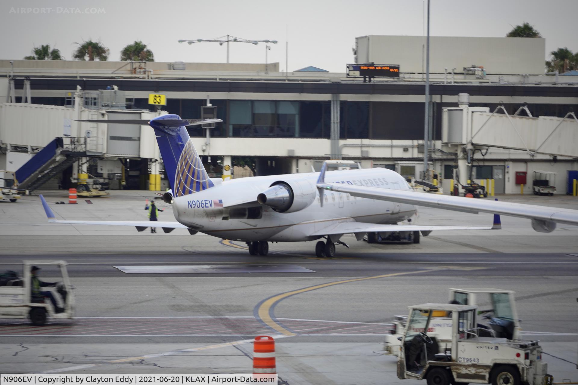 N906EV, 2002 Bombardier CRJ-200ER (CL-600-2B19) C/N 7642, LAX 2021.