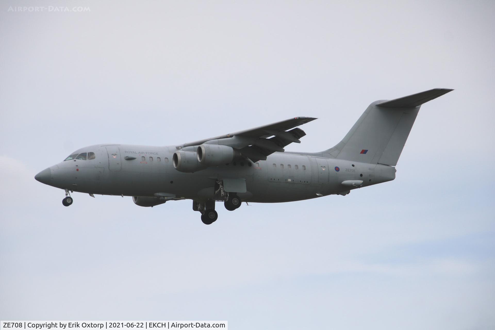 ZE708, 1993 British Aerospace BAe.146-200QC C.3 Quick Change C/N E2211, ZE708 landing rw 22L