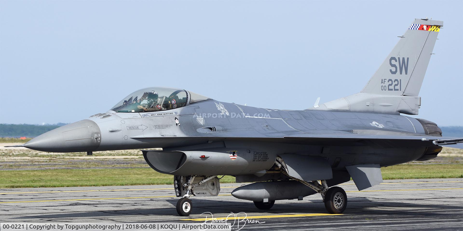 00-0221, Lockheed Martin F-16CM Fighting Falcon C/N CC-183, RAIN taxing back to the hot ramp.