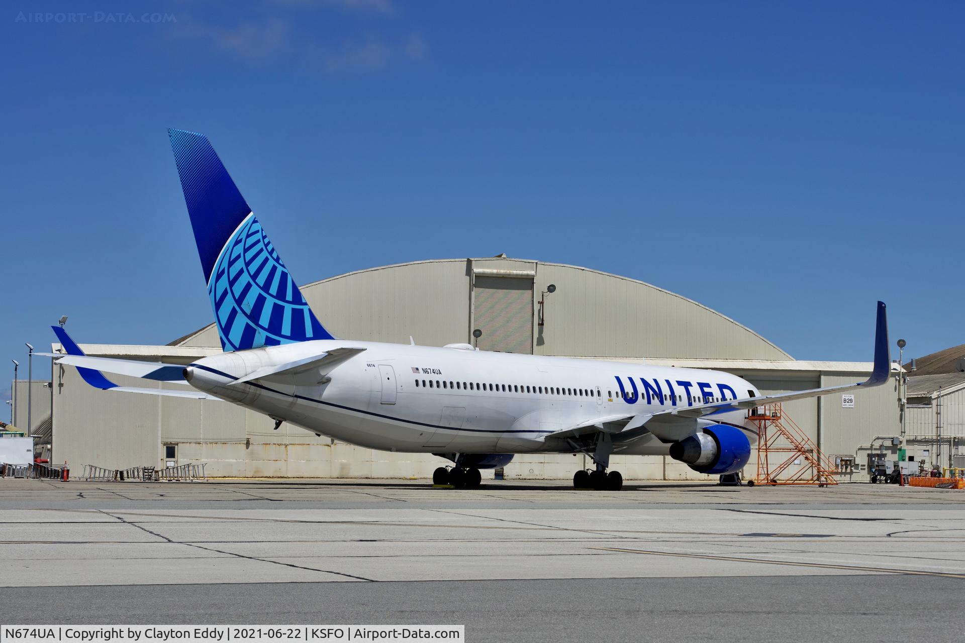 N674UA, 2000 Boeing 767-322 C/N 29242, SFO 2021.
