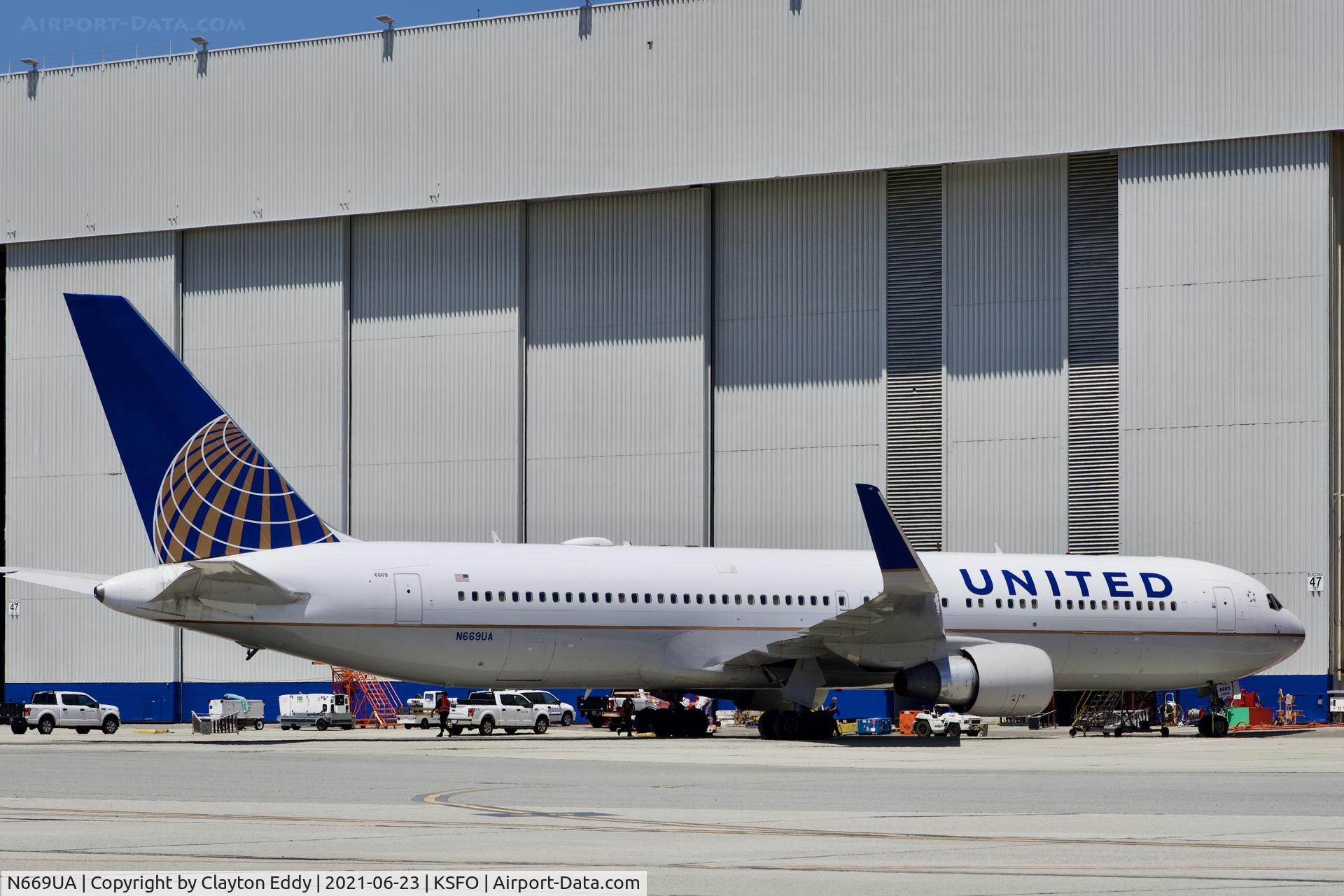 N669UA, 1999 Boeing 767-322 C/N 30025, SFO 2021.
