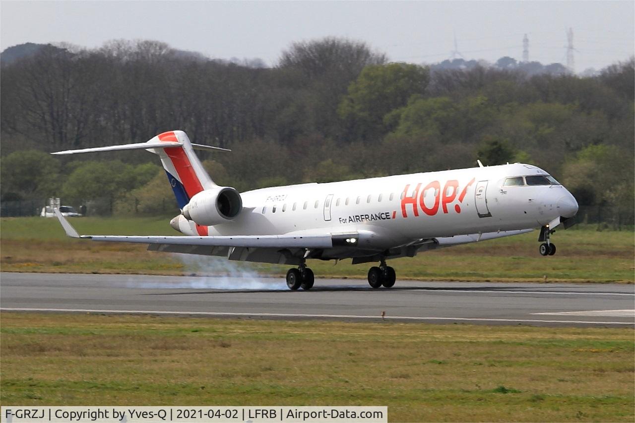 F-GRZJ, Canadair CRJ-702 (CL-600-2C10) Regional Jet C/N 10096, Canadair Regional Jet CRJ-702, Landing rwy 07R, Brest-Guipavas Airport (LFRB-BES)