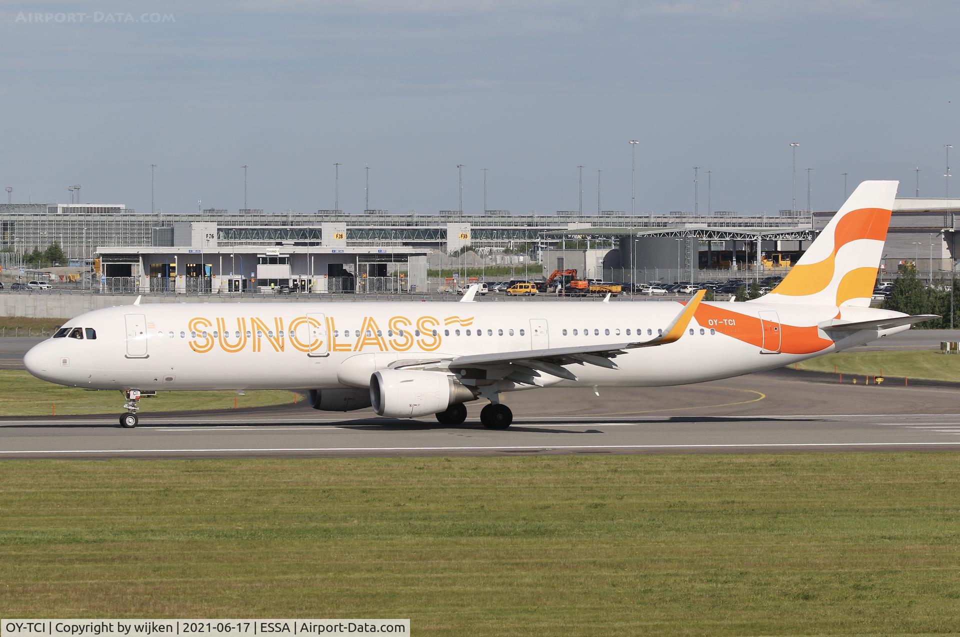 OY-TCI, 2015 Airbus A321-211 C/N 6468, RWY 19L