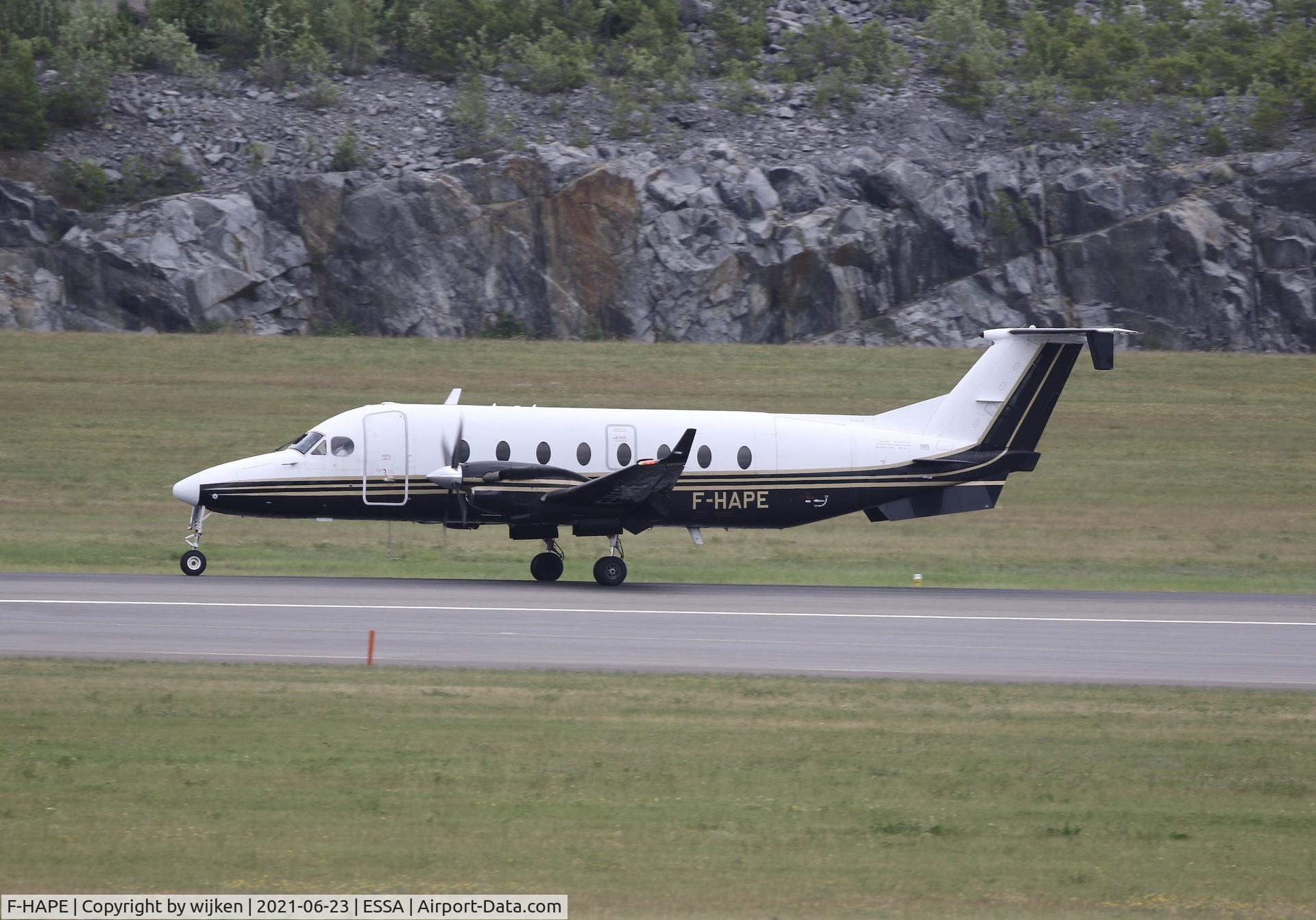 F-HAPE, 1999 Beech 1900D C/N UE-367, RWY 01R