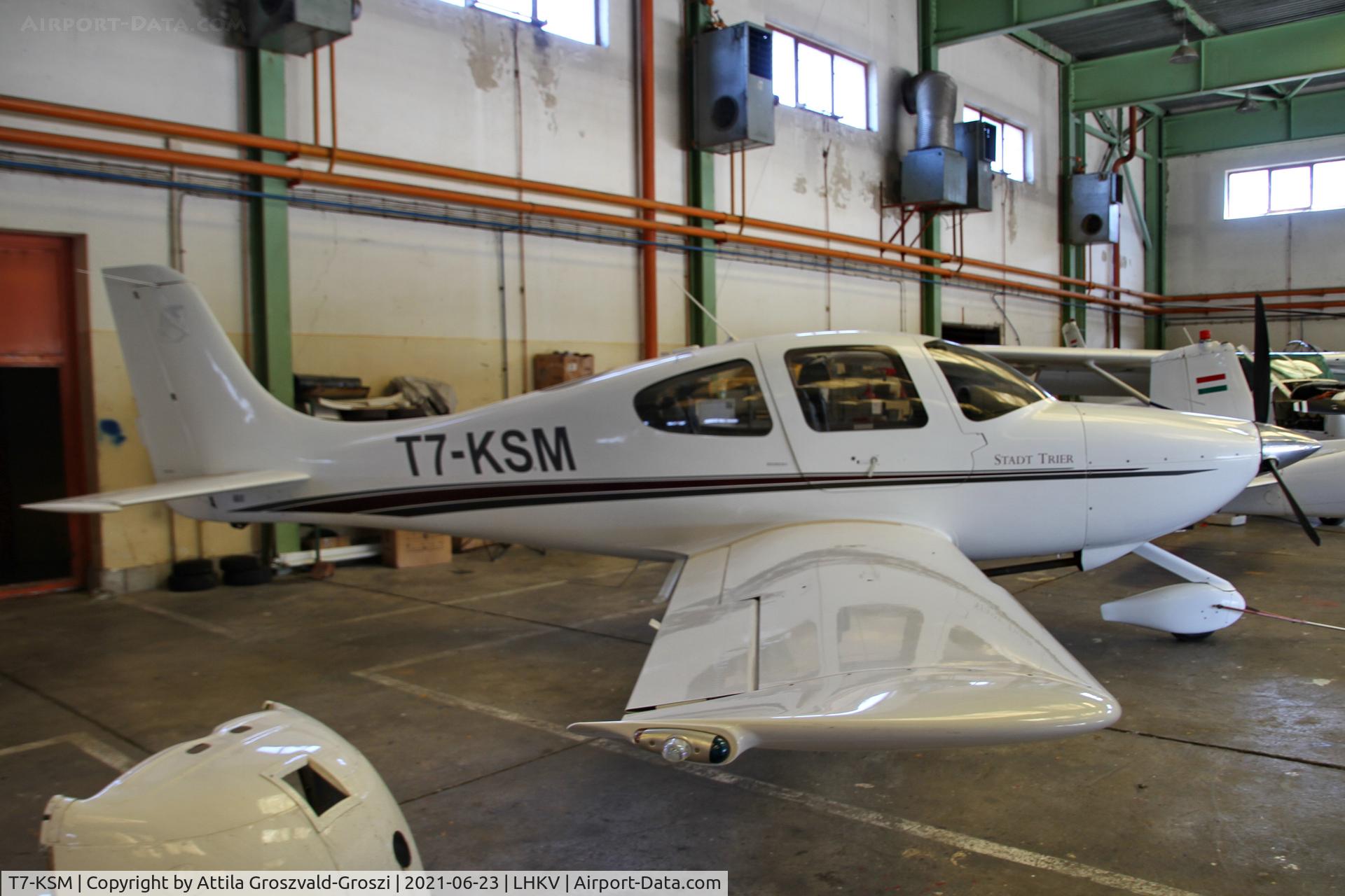 T7-KSM, 2001 Cirrus SR20 C/N 1141, LHKV - Kaposújlak Airport, Hungary
