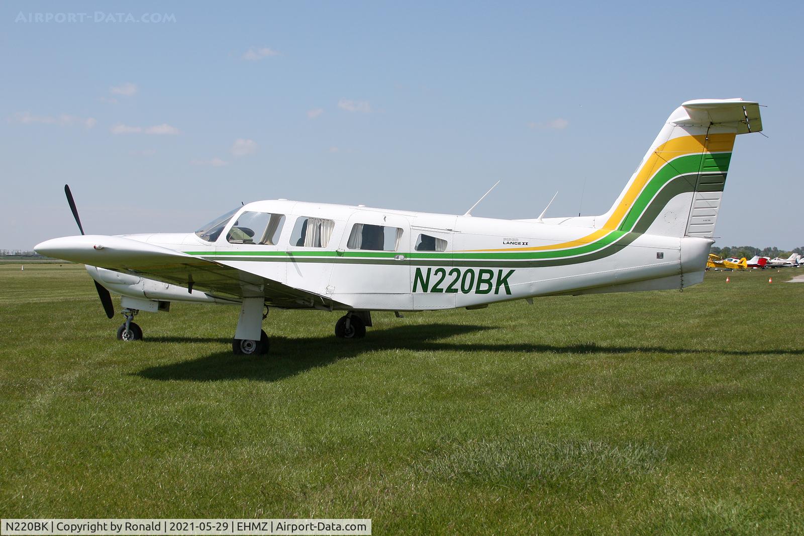 N220BK, Piper PA-32RT-300 C/N 32R7985102, at ehmz