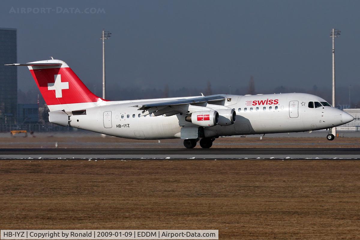 HB-IYZ, 1998 British Aerospace Avro 146-RJ100 C/N 0338, at muc