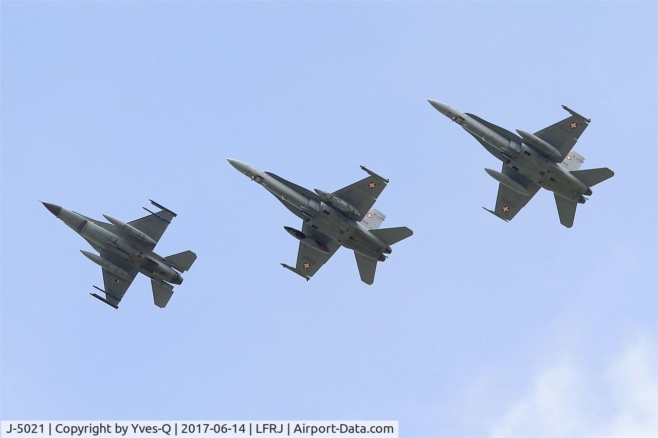 J-5021, McDonnell Douglas F/A-18C Hornet C/N 1370/SFC021, McDonnell Douglas FA-18C Hornet, Flight over Landivisiau Naval Air Base (LFRJ) Tiger Meet 2017