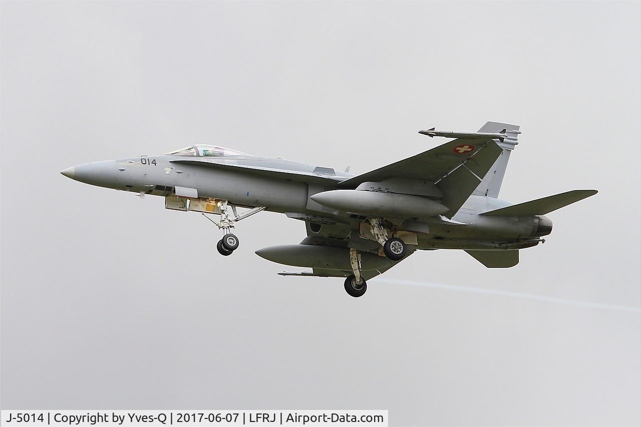 J-5014, McDonnell Douglas F/A-18C Hornet C/N 1359, McDonnell Douglas FA-18C Hornet, On final rwy 26, Landivisiau Naval Air Base (LFRJ) Tiger Meet 2017