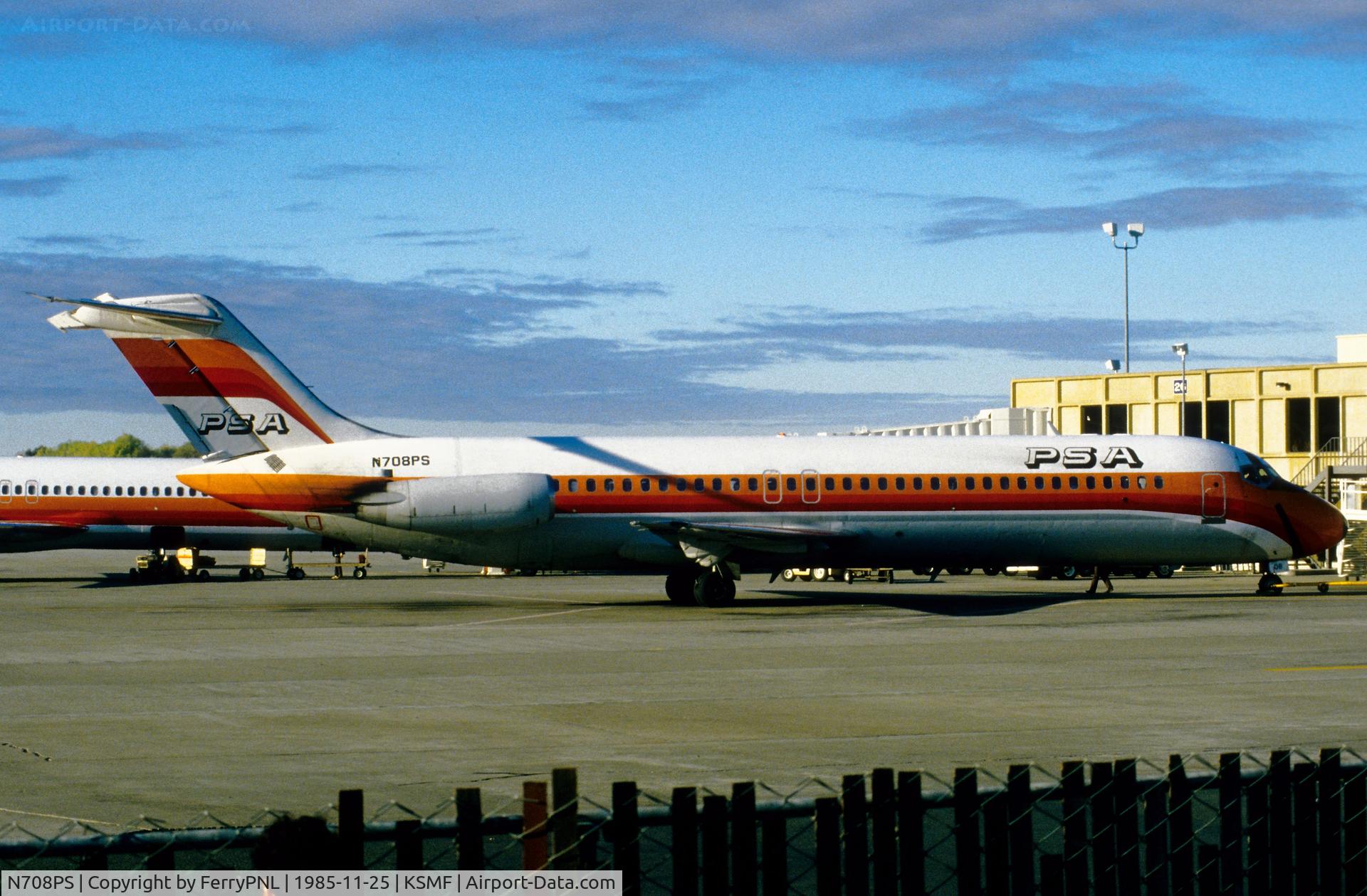 N708PS, 1967 McDonnell Douglas DC-9-32 C/N 47068, PSA DC-9-32 at its gate