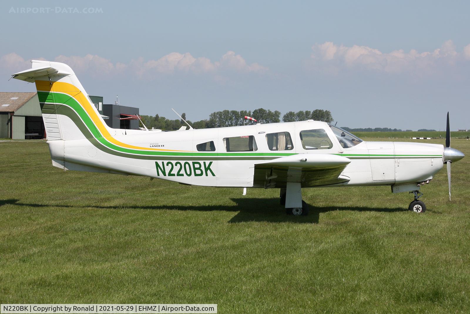 N220BK, Piper PA-32RT-300 C/N 32R7985102, at ehmz