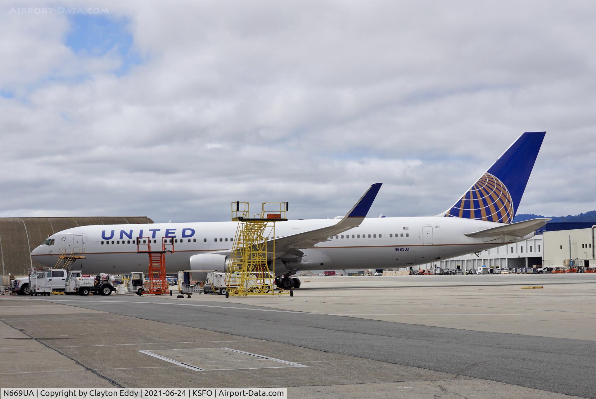 N669UA, 1999 Boeing 767-322 C/N 30025, SFO 2021.