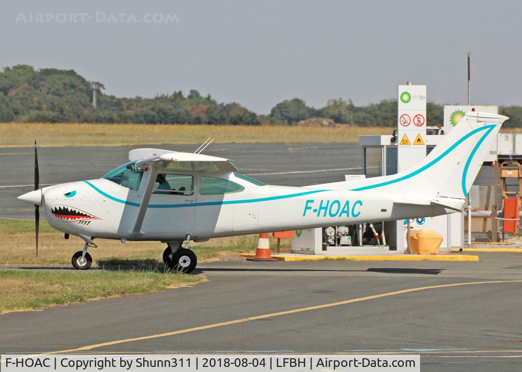 F-HOAC, 1973 Cessna 182P Skylane C/N 182-62267, Taxiing for a new paratrooping flight