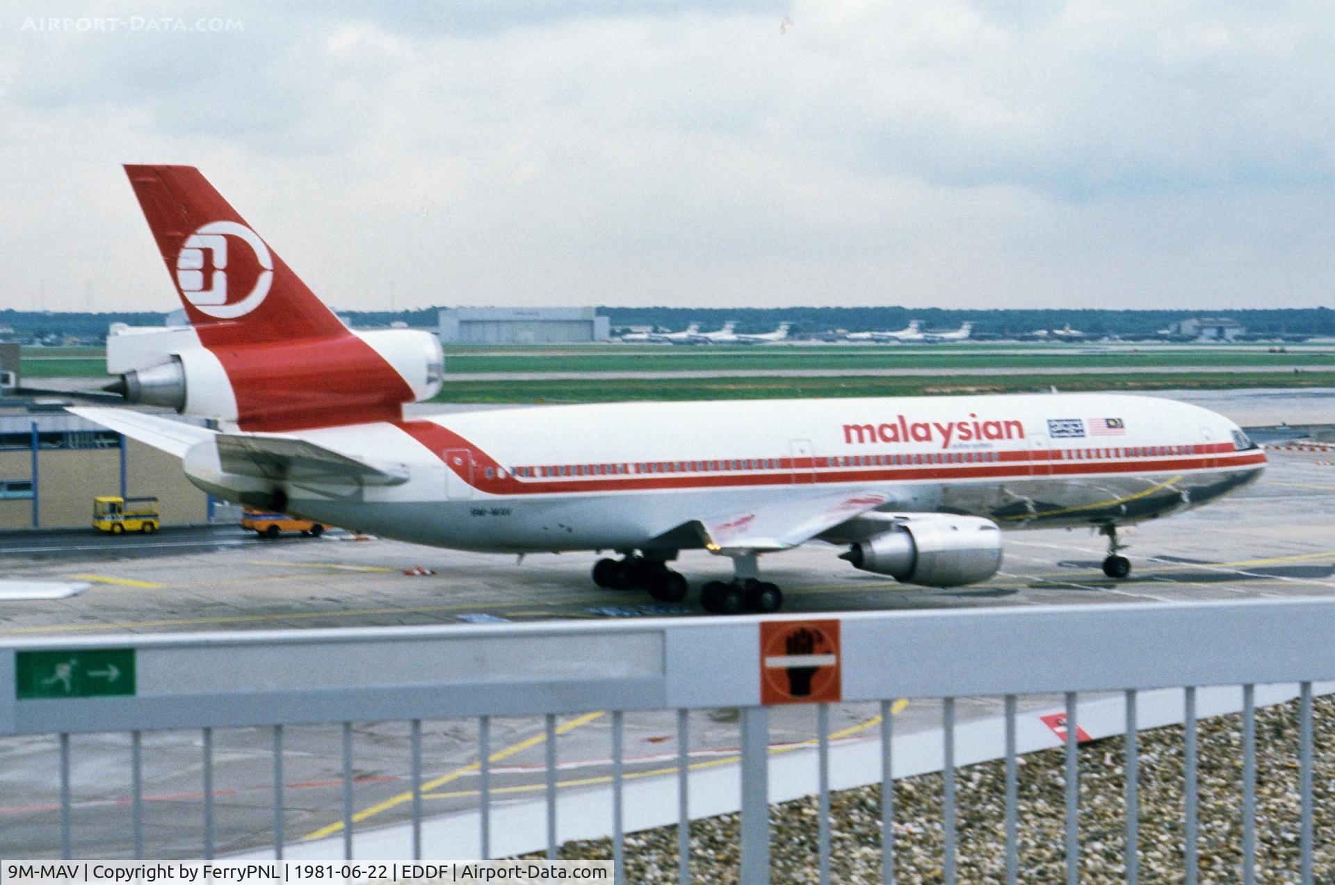 9M-MAV, 1980 McDonnell Douglas DC-10-30 C/N 48283, Malaysian DC-10-30 departing