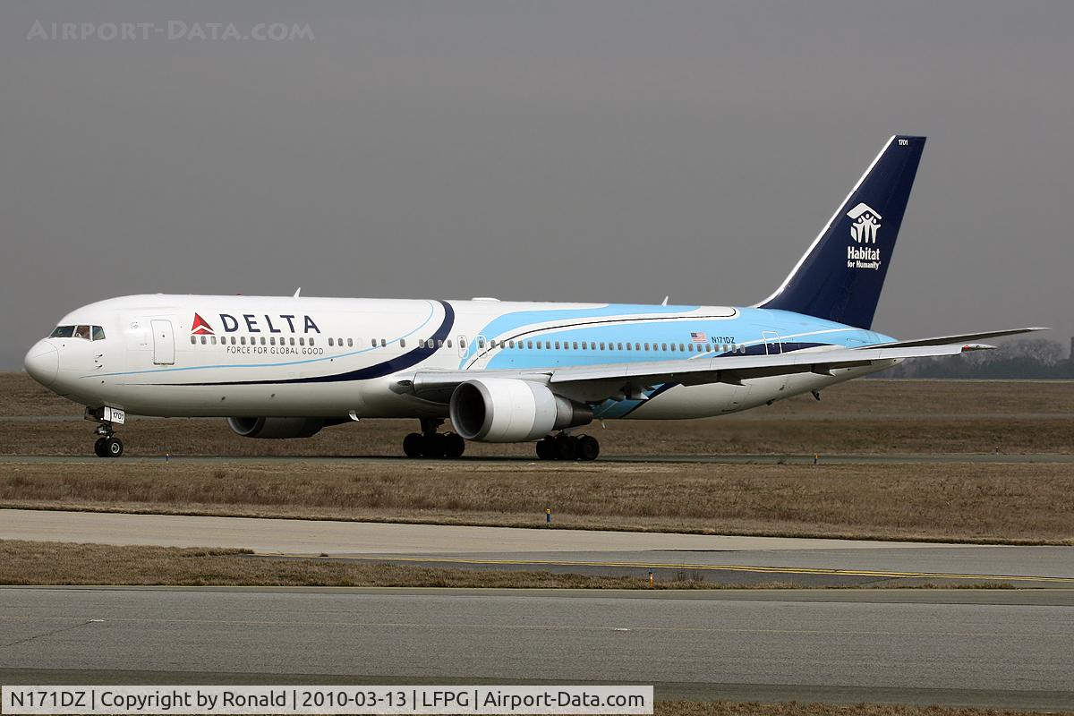 N171DZ, 1998 Boeing 767-332 C/N 29690, at cdg