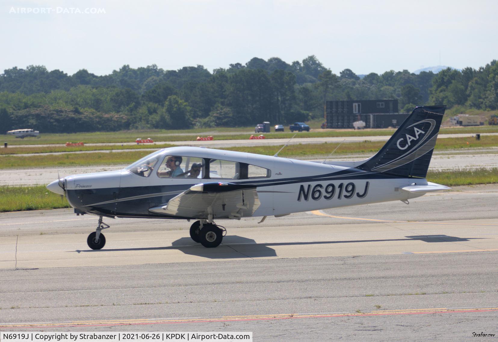 N6919J, 1976 Piper PA-28-151 C/N 28-7615397, Taxiing in after one of its many local flights that day