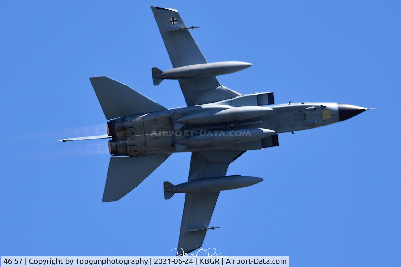 46 57, Panavia Tornado ECR C/N 906/GS290/4357, RETRO21 in a hard left bank.