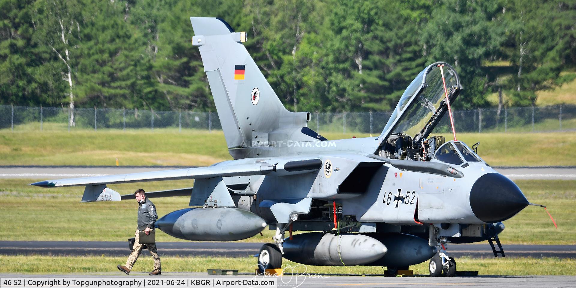 46 52, Panavia Tornado ECR C/N 894/GS285/4352, getting final prechecks done prior to mounting up.