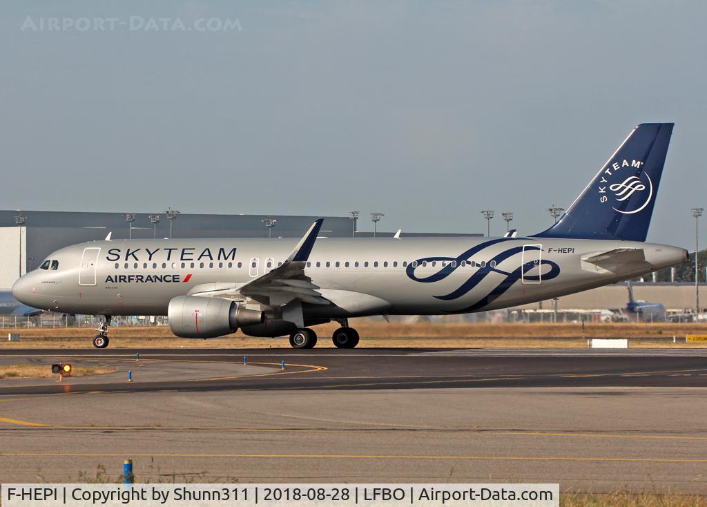 F-HEPI, 2017 Airbus A320-214 C/N 7713, Ready for take off from rwy 14L in Skyteam c/s