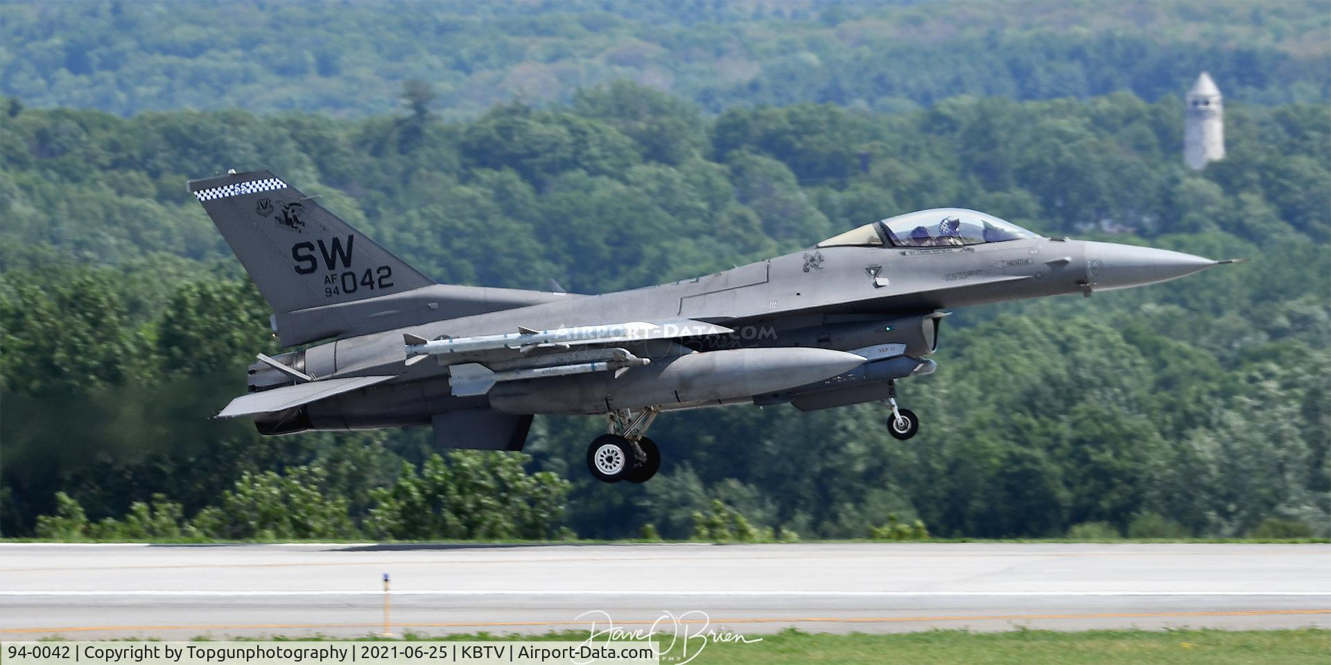 94-0042, Lockheed F-16CM Fighting Falcon C/N CC-194, 55th FS landing at BTV