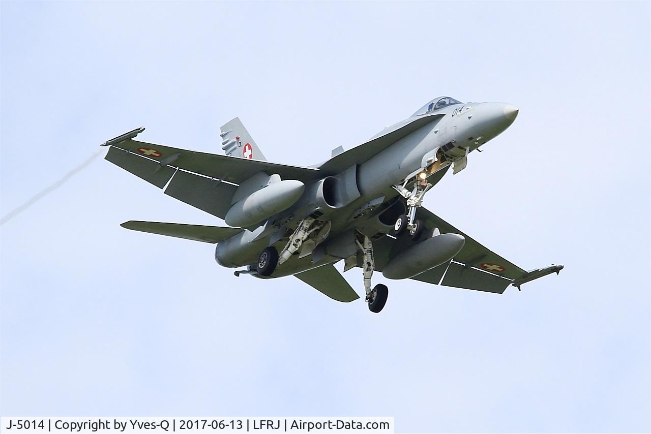 J-5014, McDonnell Douglas F/A-18C Hornet C/N 1359, McDonnell Douglas FA-18C Hornet, Short approach rwy 08, Landivisiau Naval Air Base (LFRJ) Tiger Meet 2017