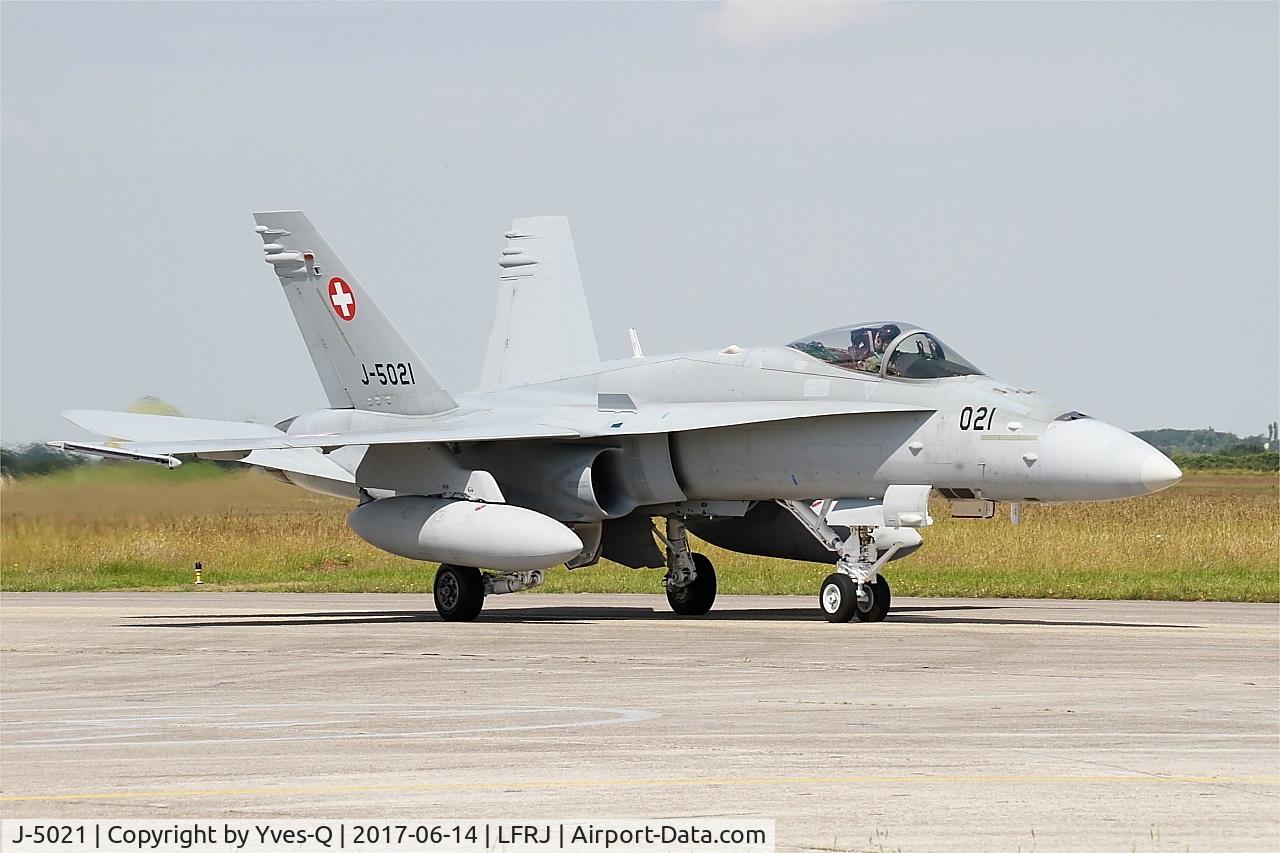 J-5021, McDonnell Douglas F/A-18C Hornet C/N 1370/SFC021, McDonnell Douglas FA-18C Hornet, Taxiing to flight-line, Landivisiau Naval Air Base (LFRJ) Tiger Meet 2017