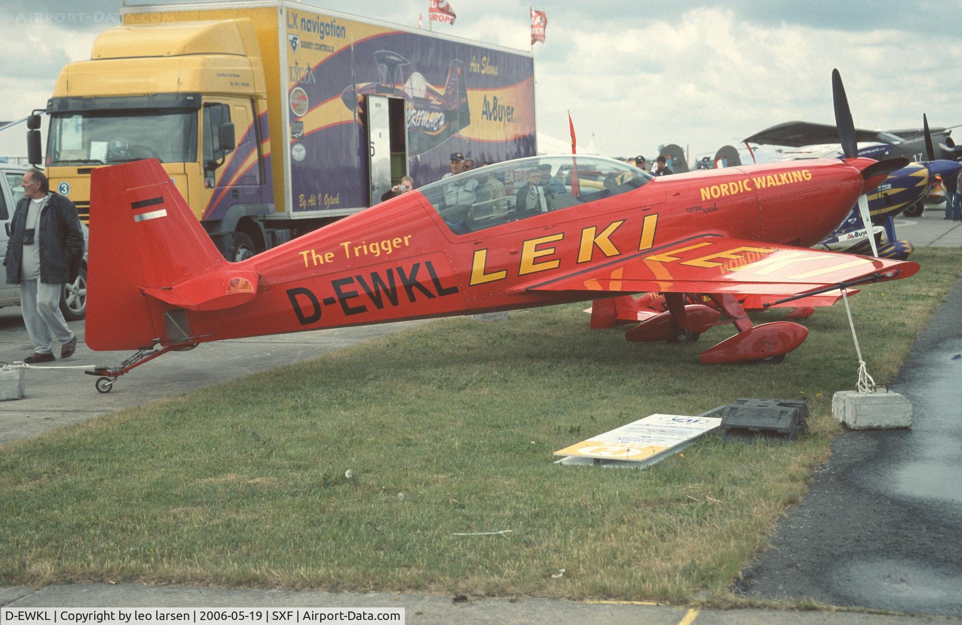 D-EWKL, 1998 Extra EA-300L C/N 064, Berlin ILA 19.5.2006