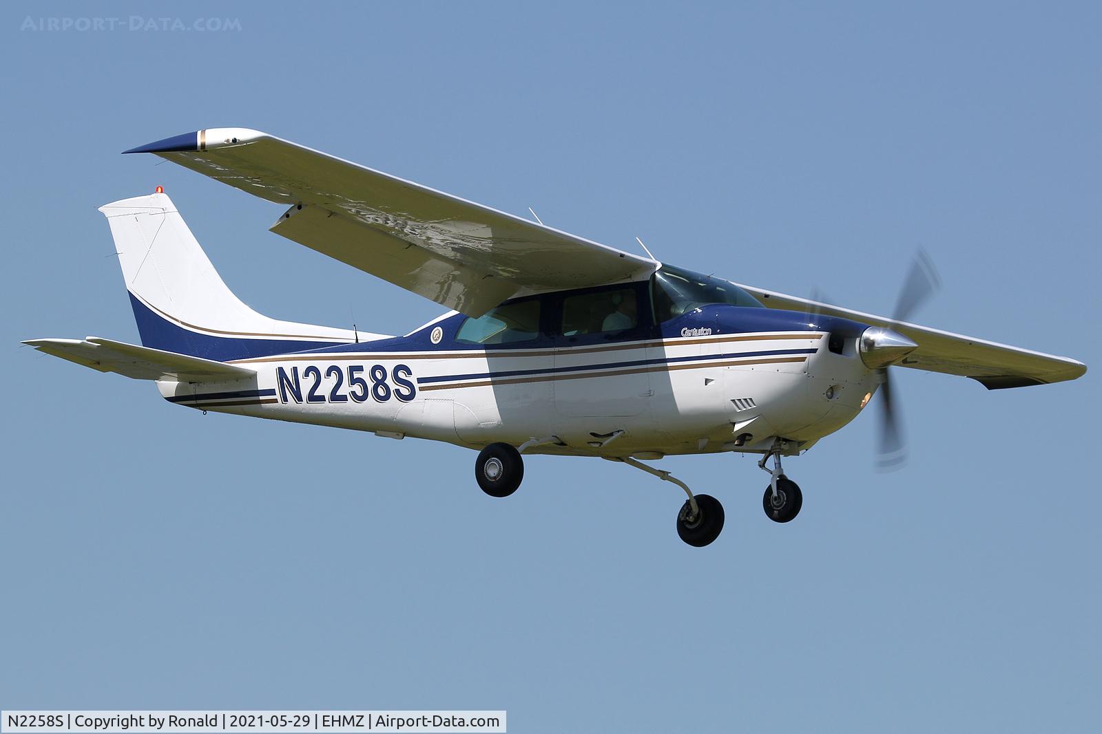 N2258S, 1976 Cessna 210L Centurion C/N 21061202, at ehmz
