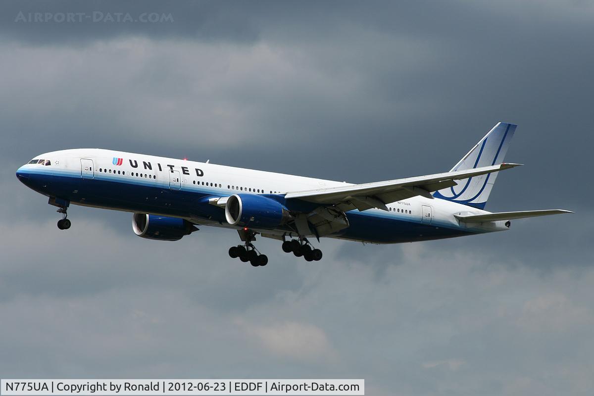 N775UA, 1995 Boeing 777-222 C/N 26947, at fra