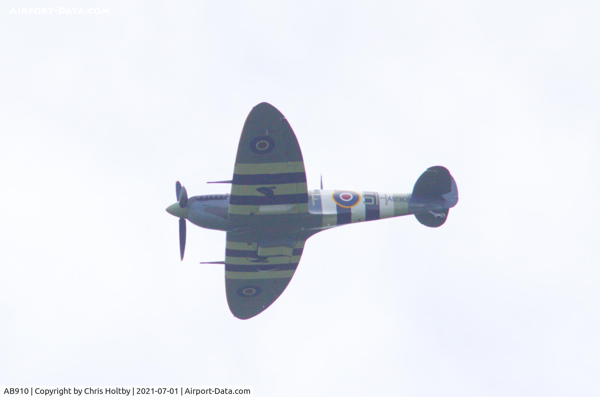 AB910, Supermarine 349 Spitfire LF.Vb C/N CBAF.1061, Past Amwell, Hertfordshire with TE311