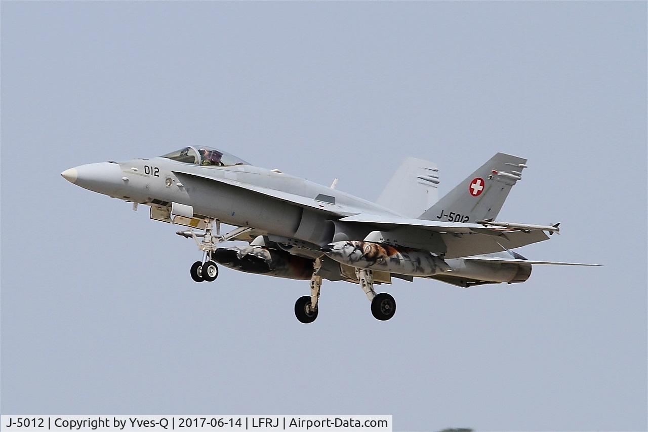 J-5012, McDonnell Douglas F/A-18C Hornet C/N 1352/SFC012, McDonnell Douglas FA-18C Hornet, Short approach rwy 26, Landivisiau Naval Air Base (LFRJ) Tiger Meet 2017