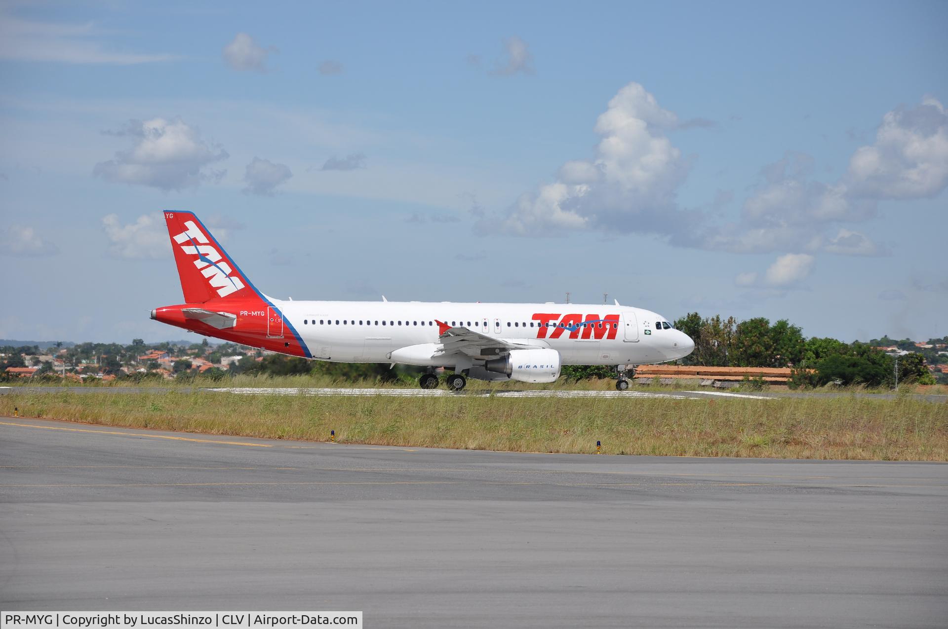 PR-MYG, 2010 Airbus A320-214 C/N 4320, Taxi no aeroporto de CaldasNovas