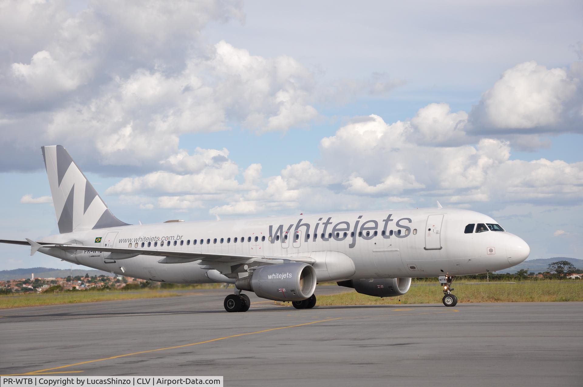 PR-WTB, 1995 Airbus A320-214 C/N 548, TAXI NO PATIO EM CALDAS NOVAS