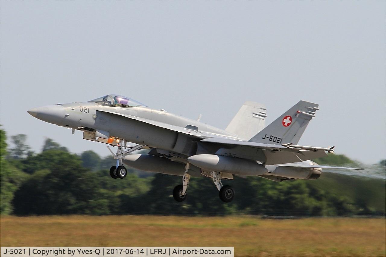 J-5021, McDonnell Douglas F/A-18C Hornet C/N 1370/SFC021, McDonnell Douglas FA-18C Hornet, Take off rwy 26, Landivisiau Naval Air Base (LFRJ) Tiger Meet 2017