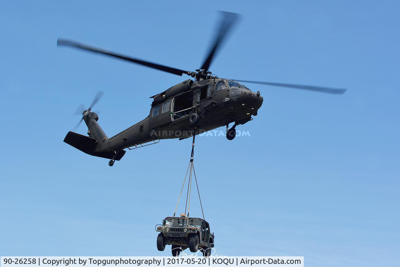 90-26258, 1990 Sikorsky MH-60L Black Hawk C/N 70-1486, Ferrying a HUMVE to the runway