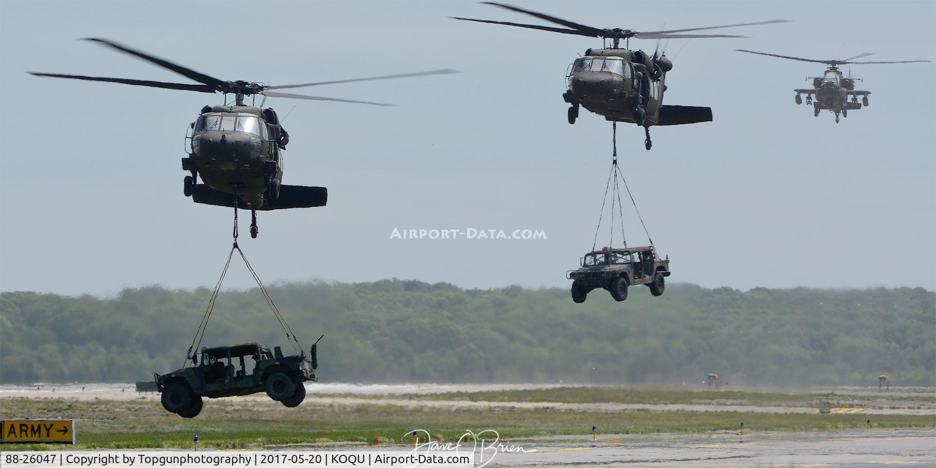 88-26047, Sikorsky UH-60L Blackhawk C/N 70-1263, Bringing in the HUMVEEs for the troops