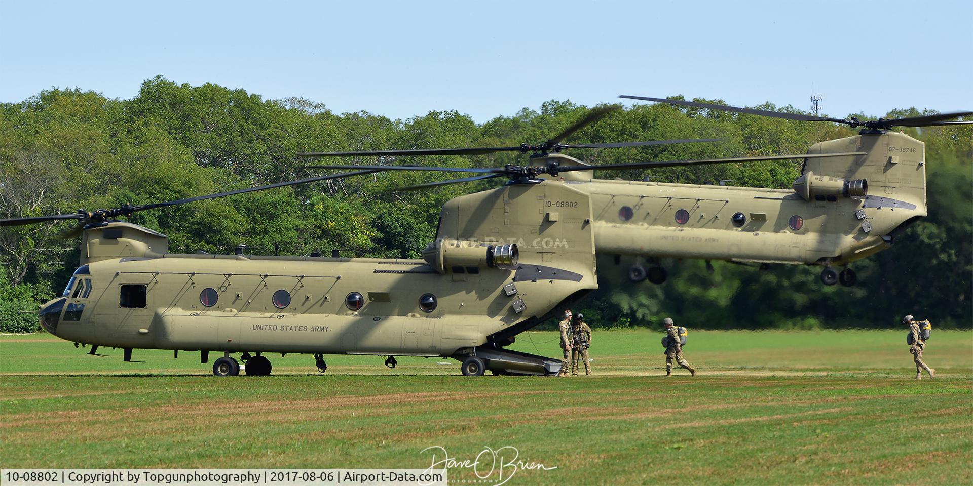 10-08802, Boeing CH-47F Chinook C/N M.8802, Loading up one Chinook with jumpers as the next one comes in to land.